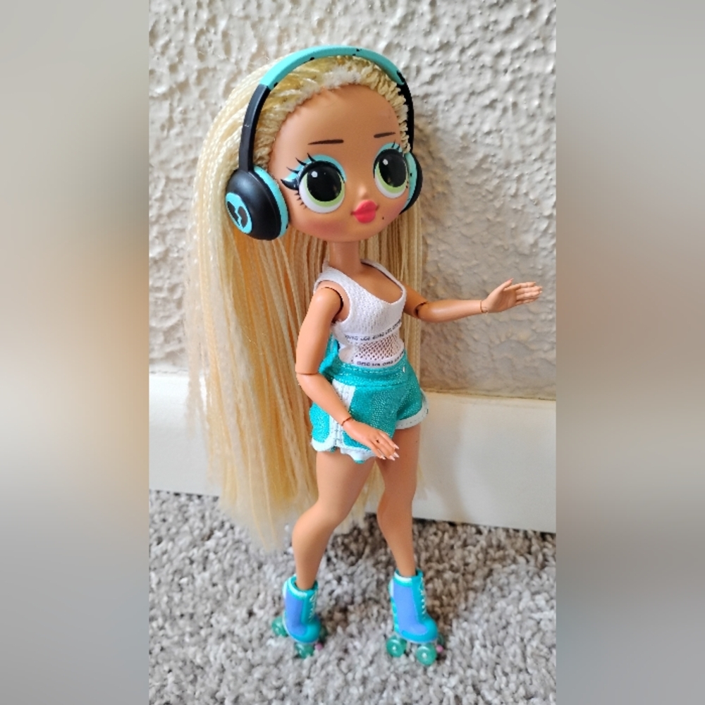 LOL OMG Big Sister Swag 2019 Series 1, Blonde Braids, Redressed/Roller Skates